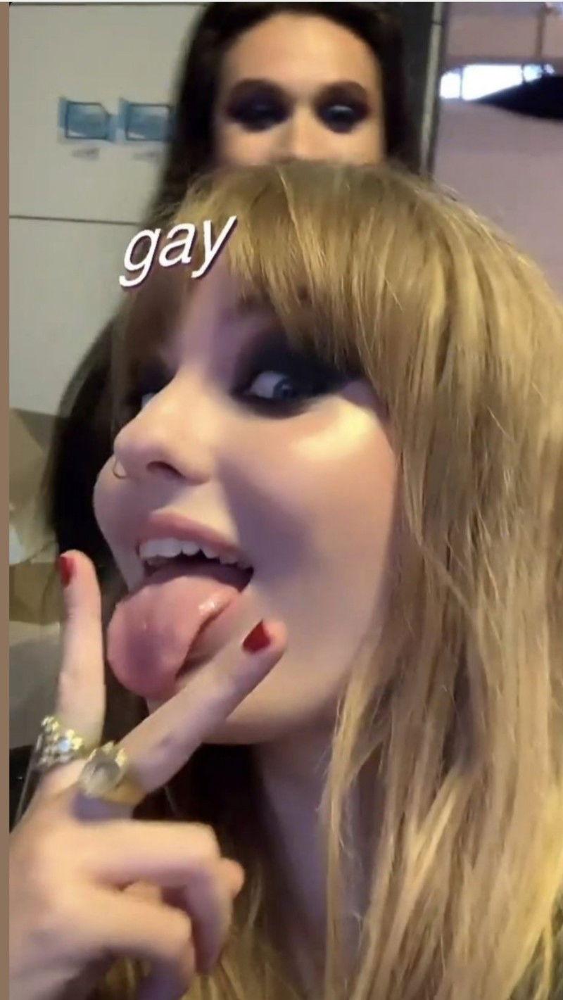 Victoria De Angelis thumbnail