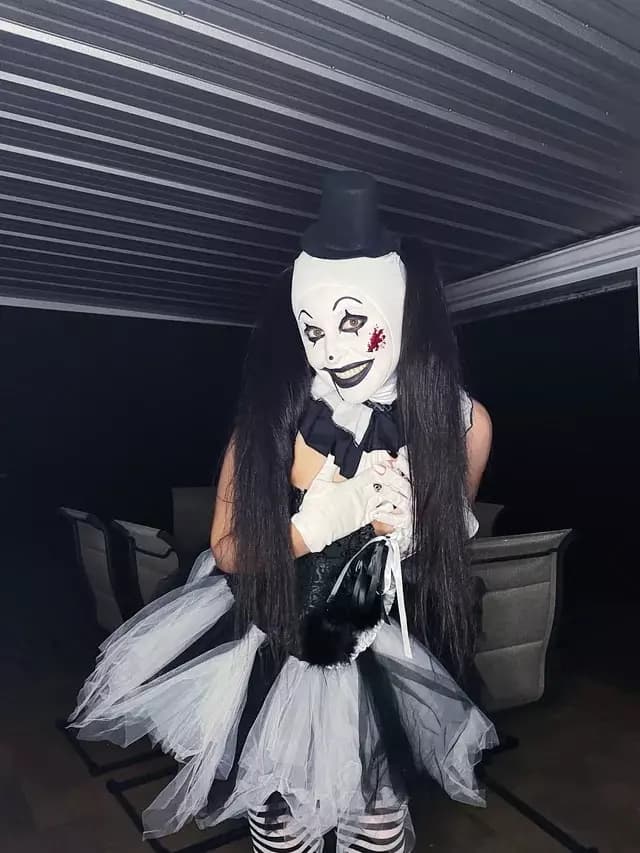 Female Art The Clown thumbnail