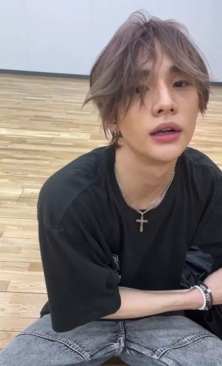 Hwang Hyunjin thumbnail