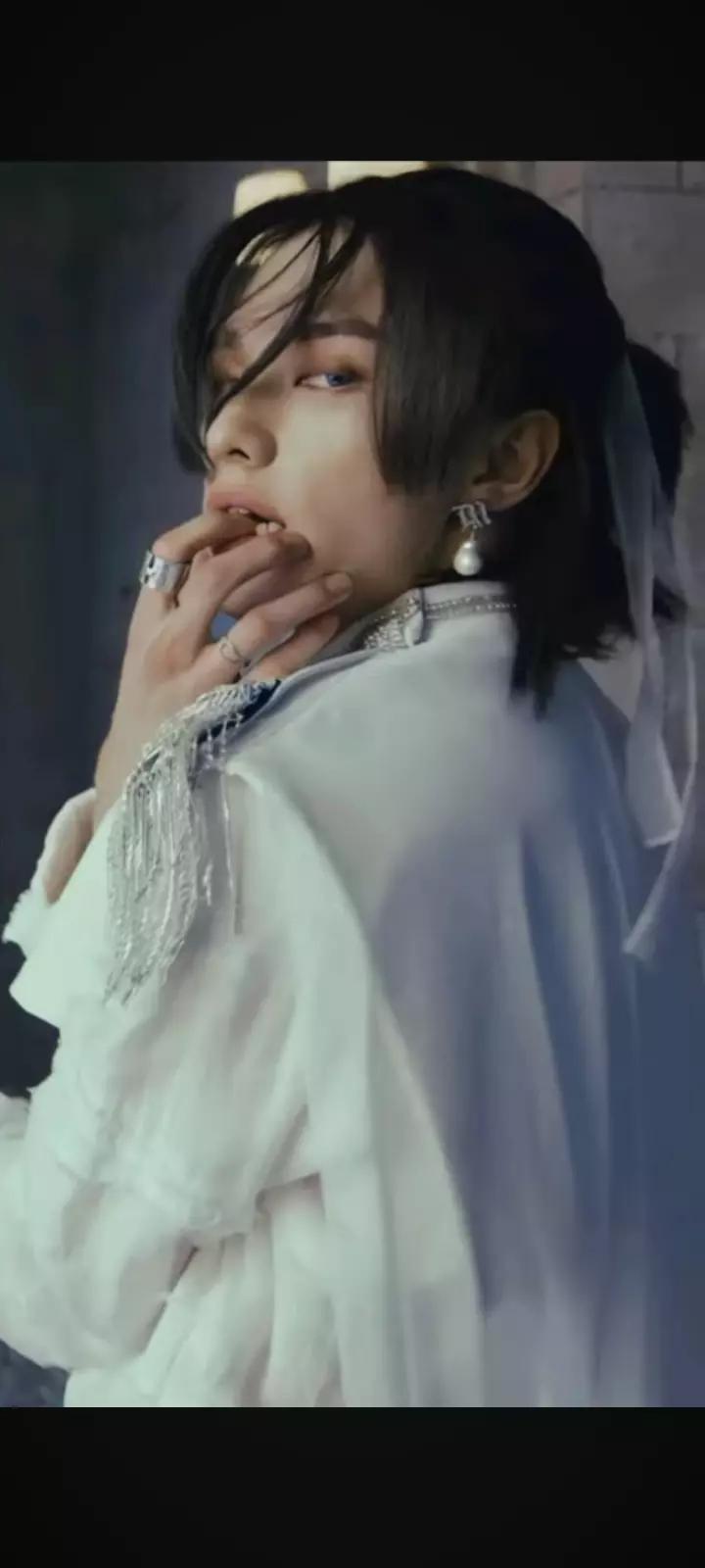 hwang hyunjin  thumbnail