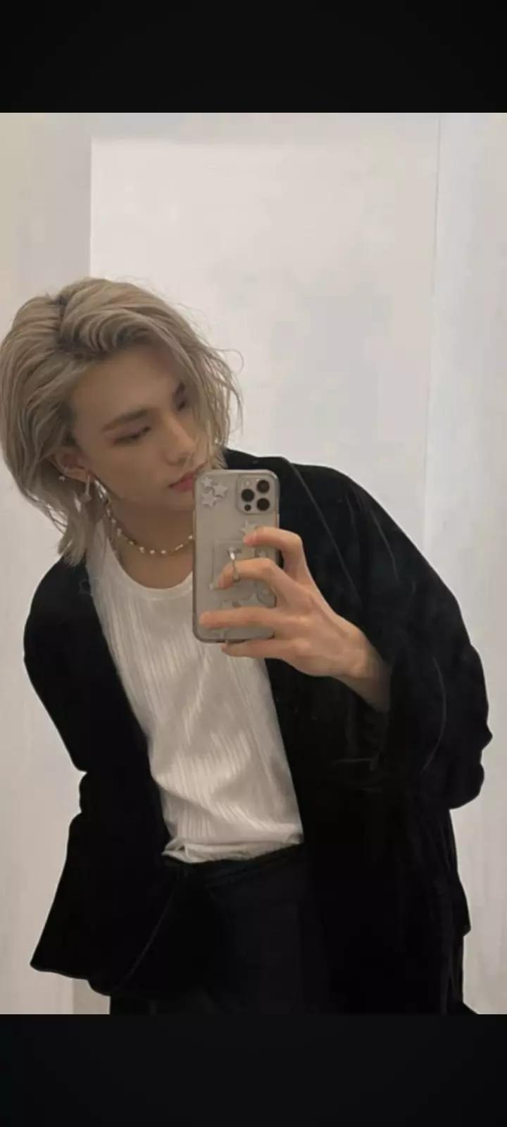 hwang hyunjin  thumbnail