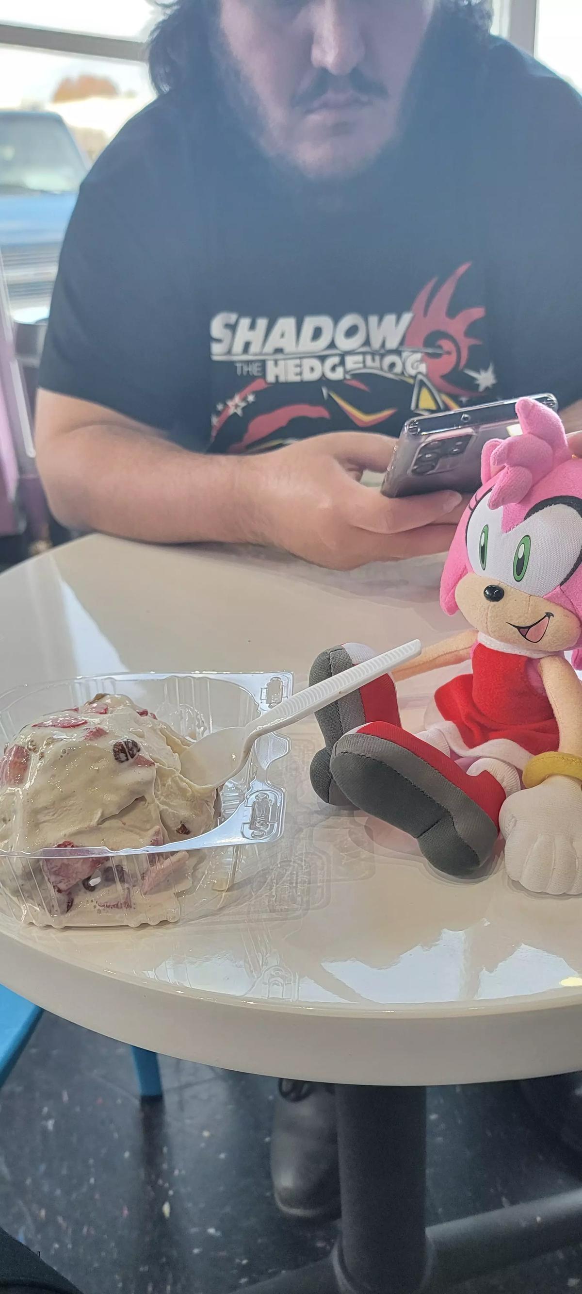 Amy rose eating ice at Amy ice cream  thumbnail