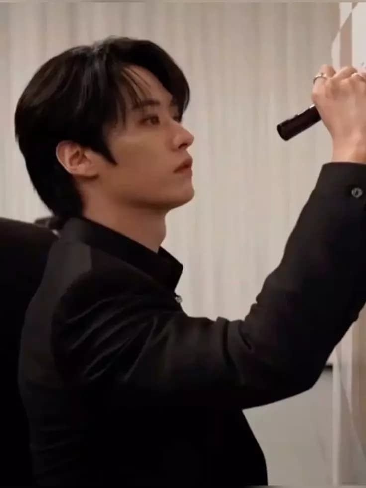 Lee Know thumbnail
