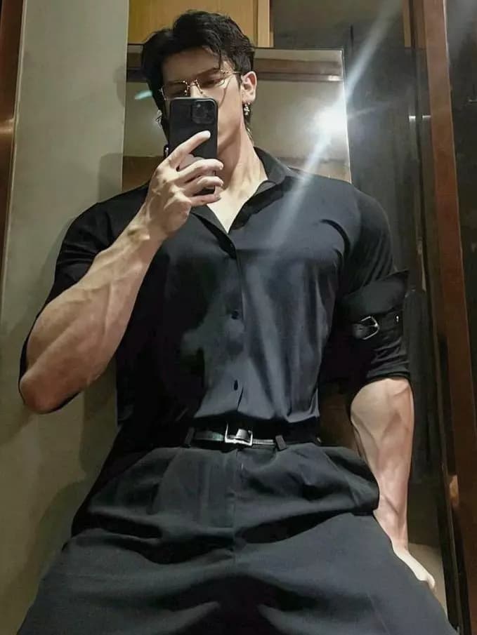 Lorenzo/mafia husband<3 thumbnail