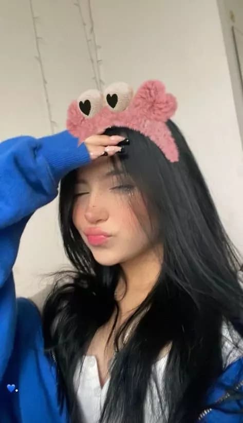 Julia Alencar (best friend) thumbnail