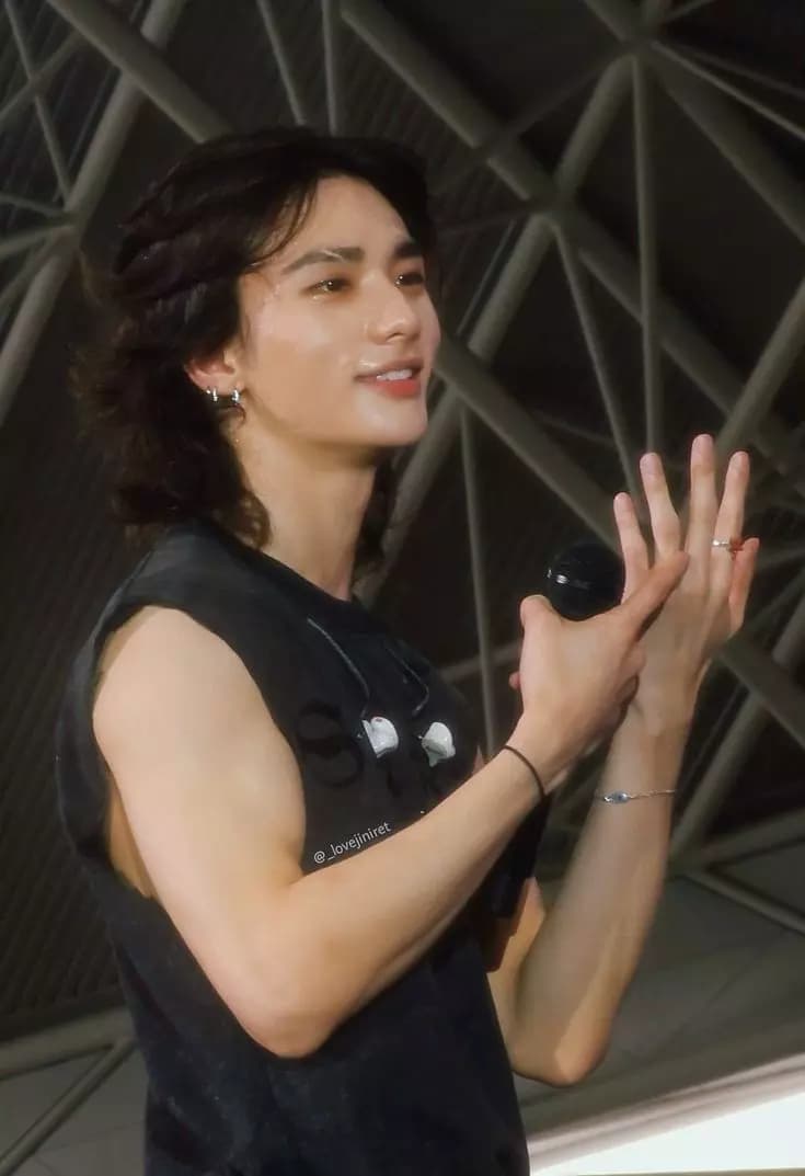 Hwang Hyunjin thumbnail