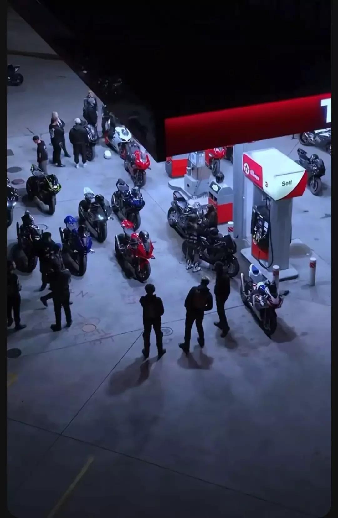 16 motards thumbnail