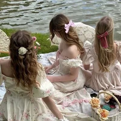 Lady’s in waiting. thumbnail