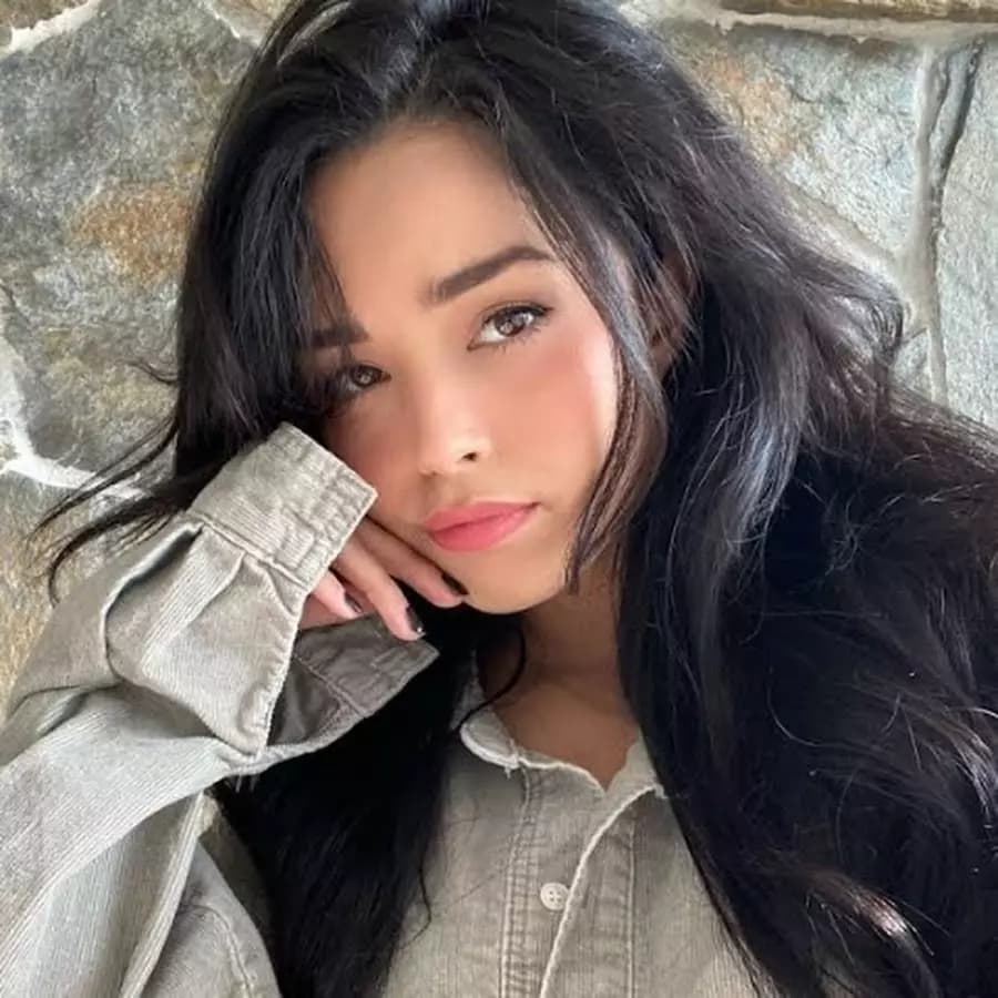 Mia thumbnail