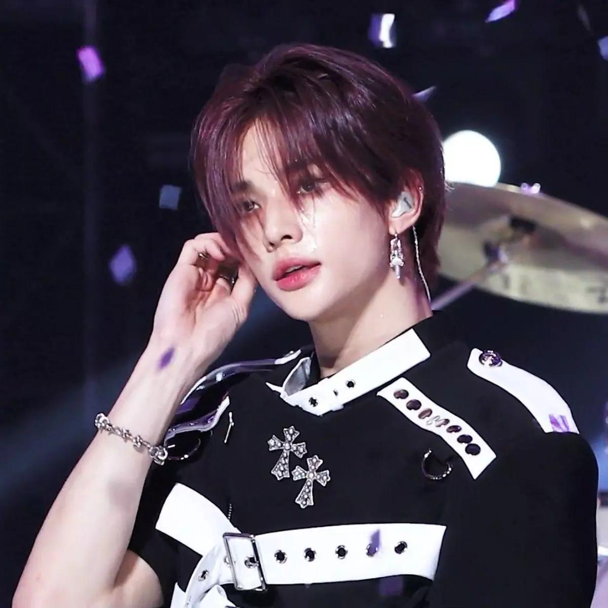 Hwang Hyunjin  thumbnail