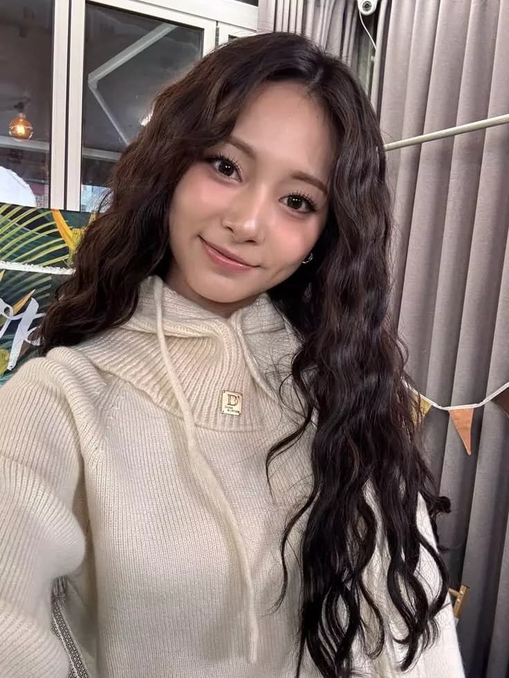 Chou Tzuyu thumbnail