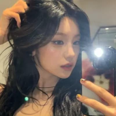 Hwang Yeji✯ { GL} thumbnail