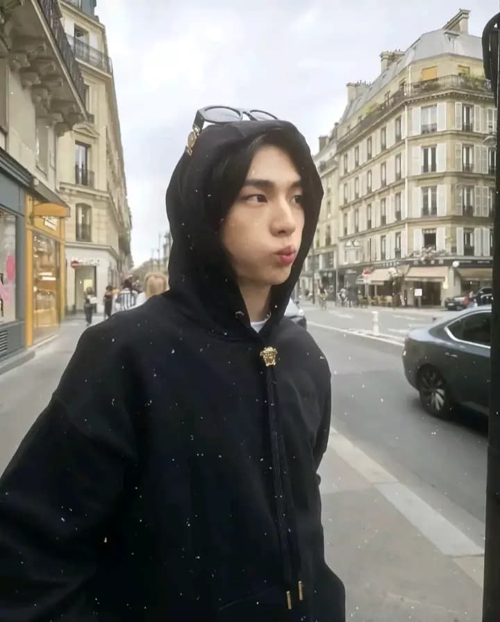 Hwang Hyunjin thumbnail