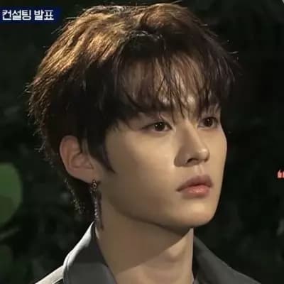 Lee Know/minho thumbnail