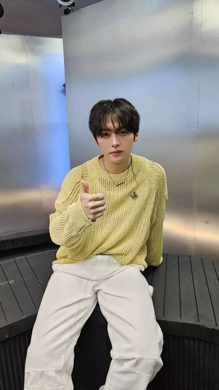Lee Know thumbnail