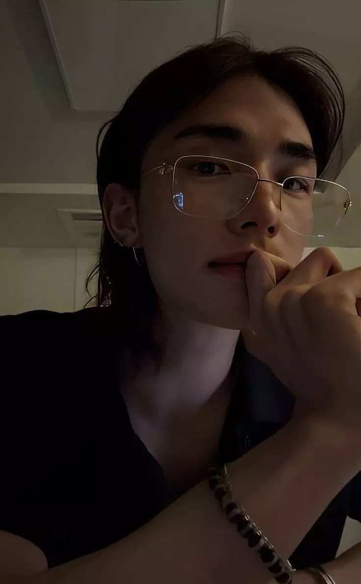 Hwang Hyunjin thumbnail