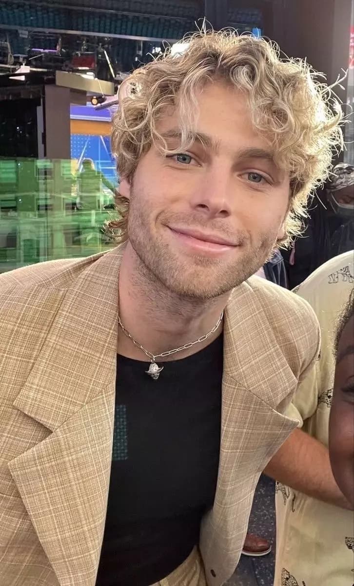 Luke Hemmings thumbnail