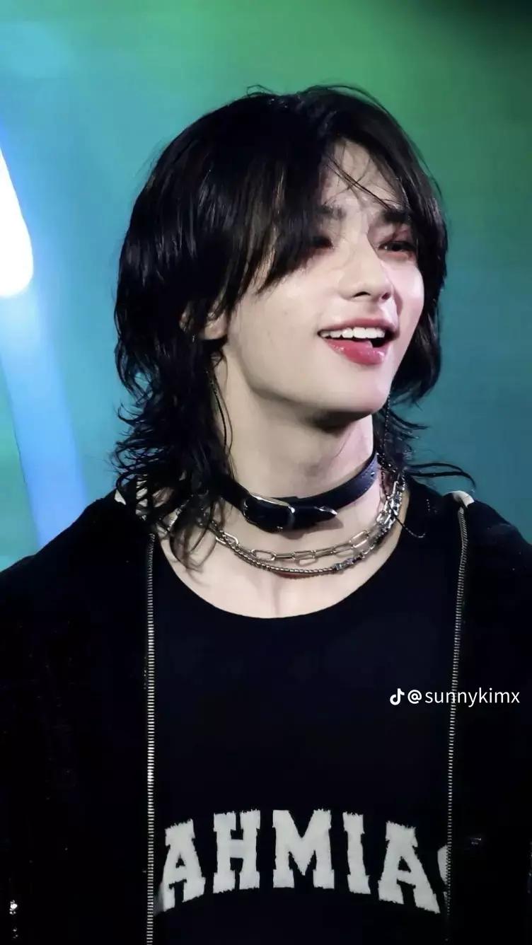 Hyunjin🩷 thumbnail