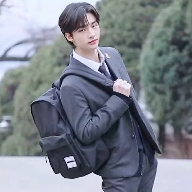 Hwang Hyunjin thumbnail