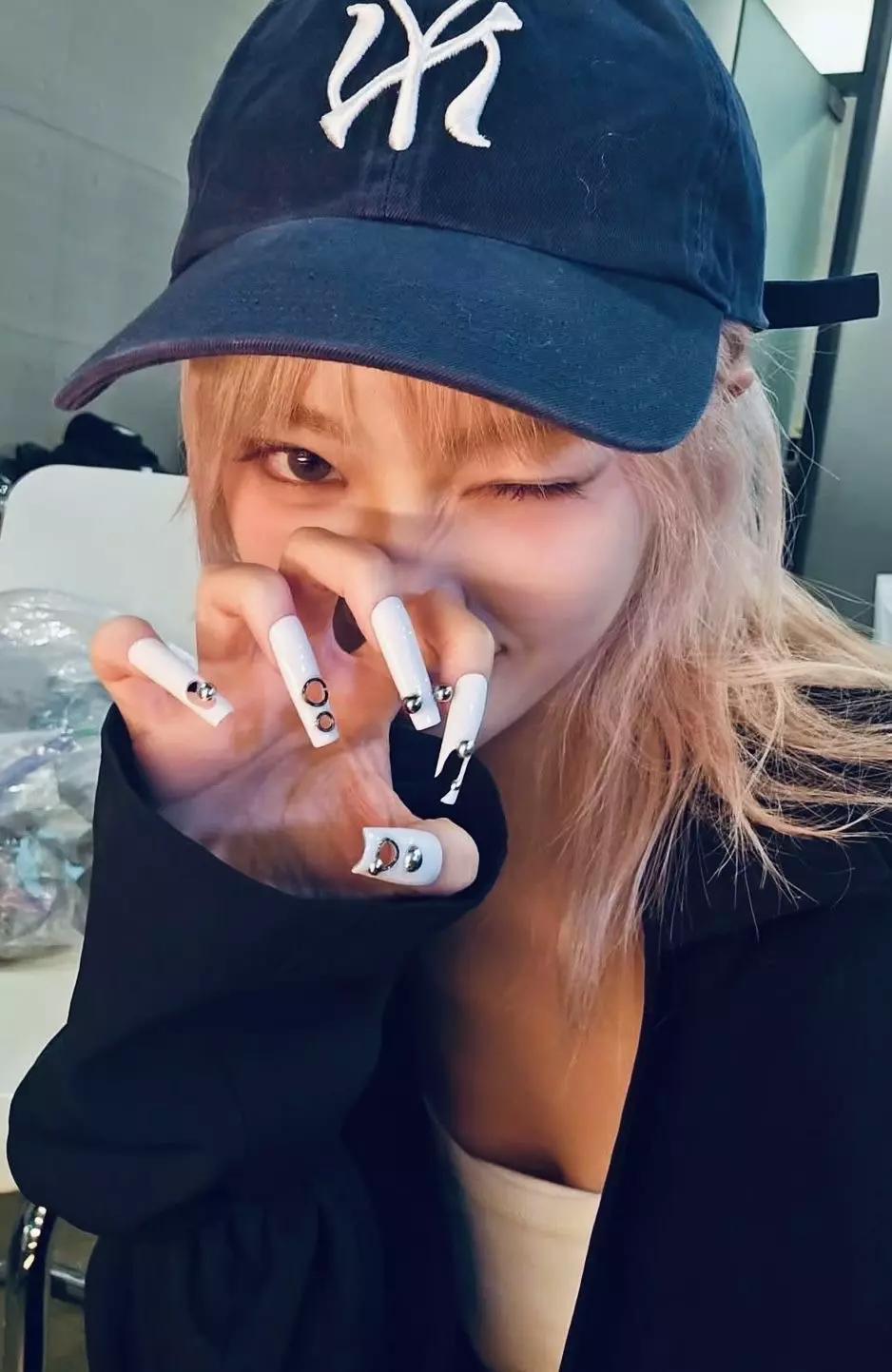 Kim Chaewon thumbnail