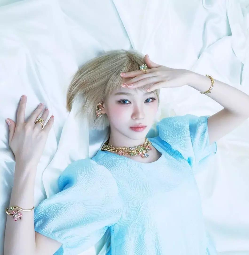 Kim Chaewon  thumbnail