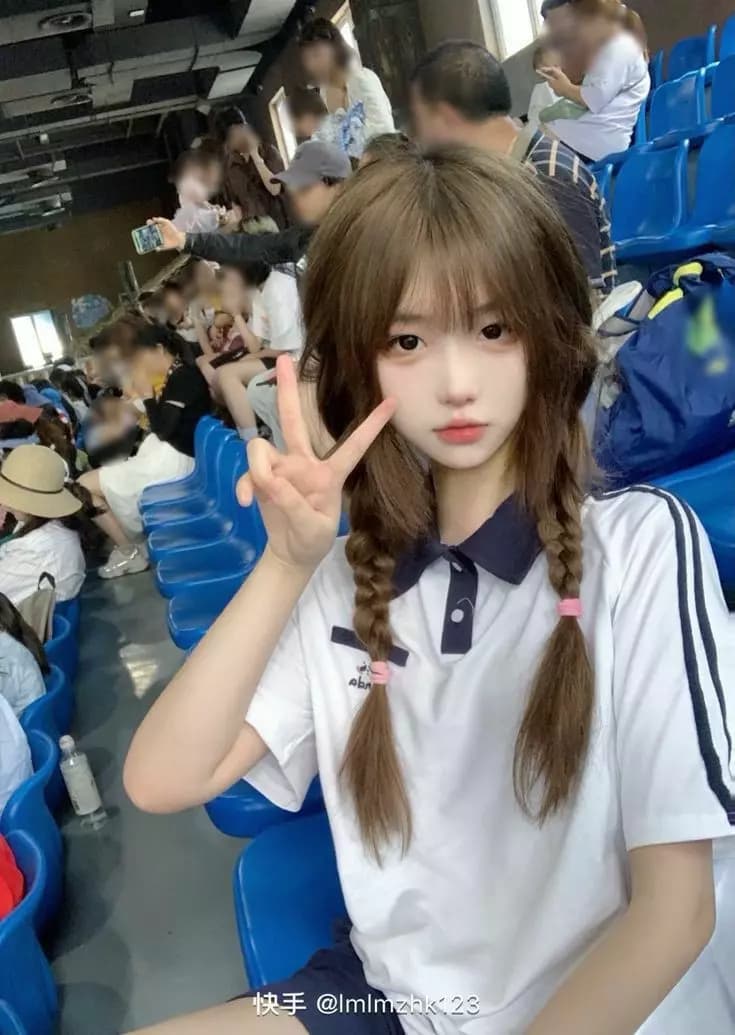 Your friend since childhood, is now popular with the school thumbnail