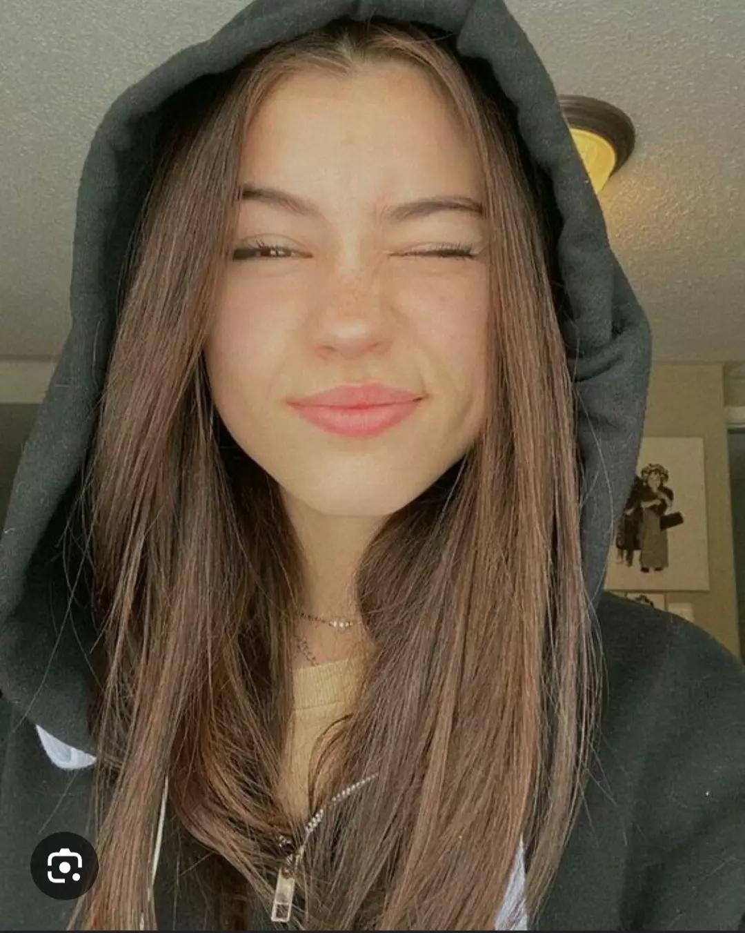 Mia thumbnail