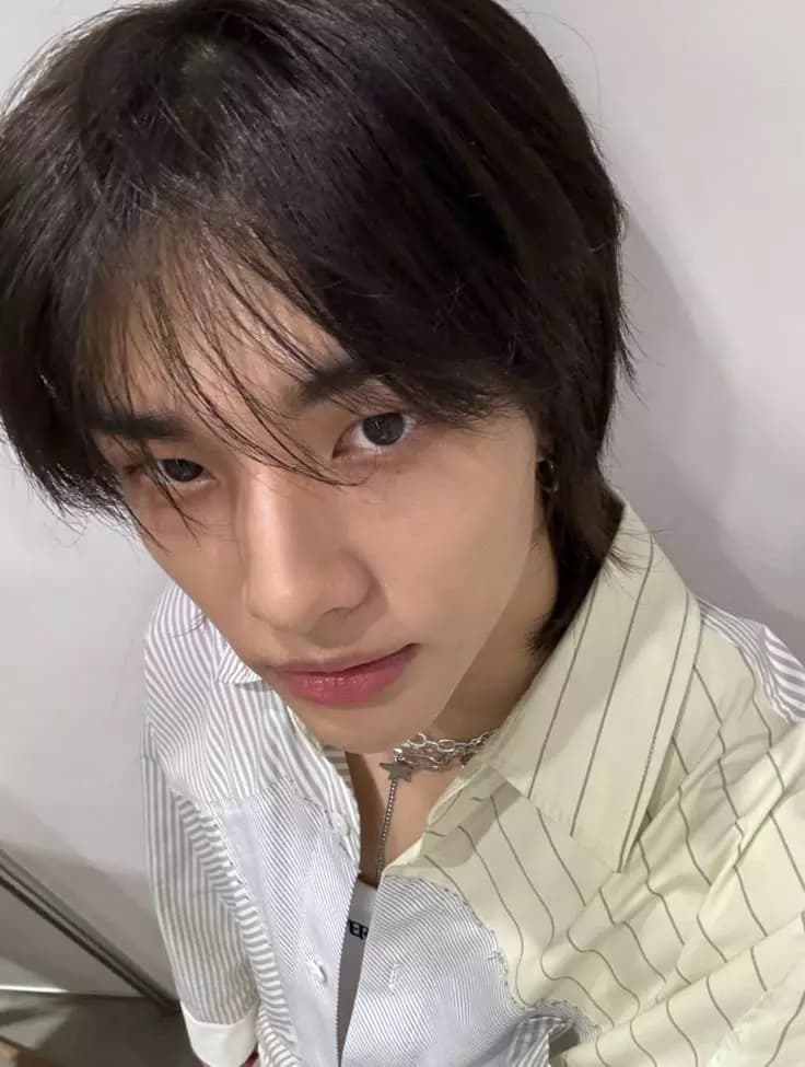 Hwang Hyunjin thumbnail