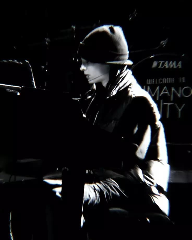 Tom Kaulitz - Small hybrid. thumbnail