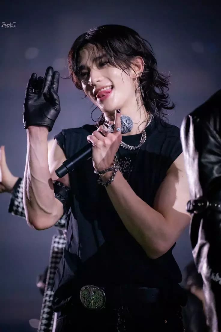 Hwang Hyunjin . thumbnail