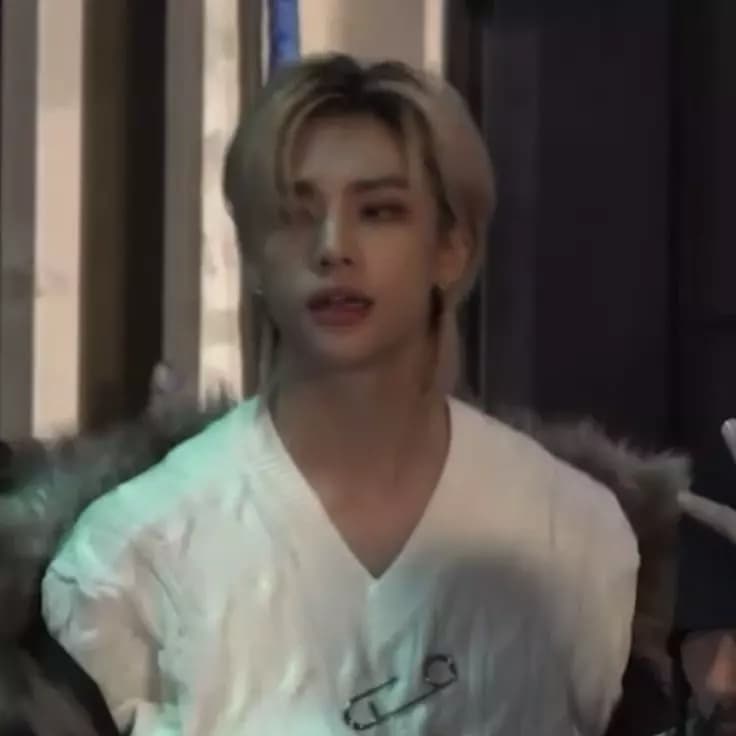 Hwang Hyunjin thumbnail
