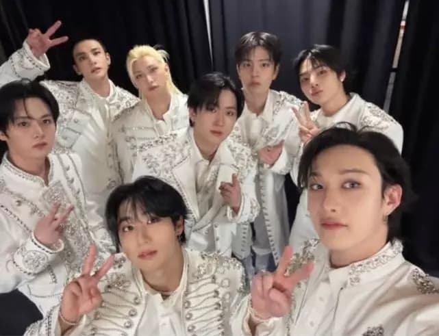Stray kids thumbnail