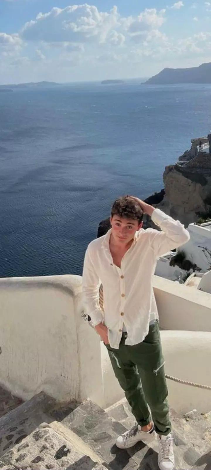 Noah schnapp  thumbnail