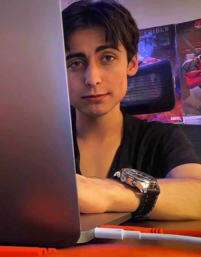 Padre soltero-Aidan Gallagher★ thumbnail