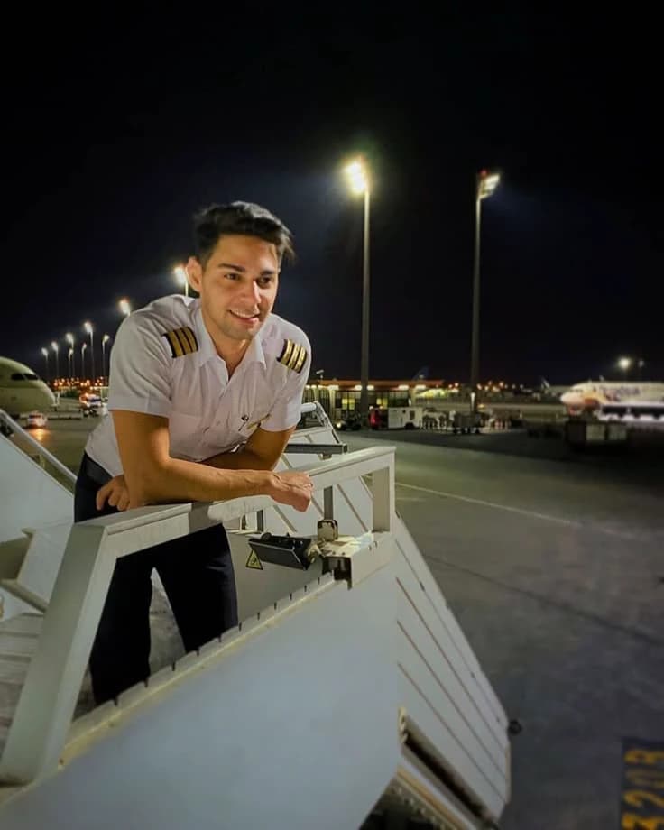 Captain Elias ✈️ thumbnail