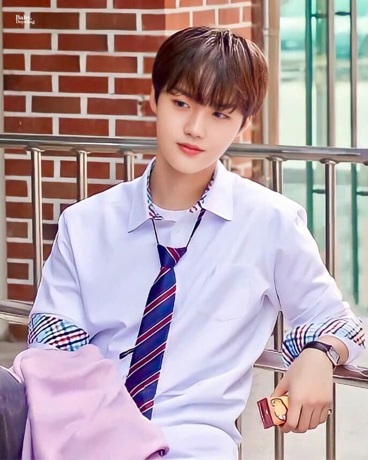 Doyoung Class Chair thumbnail