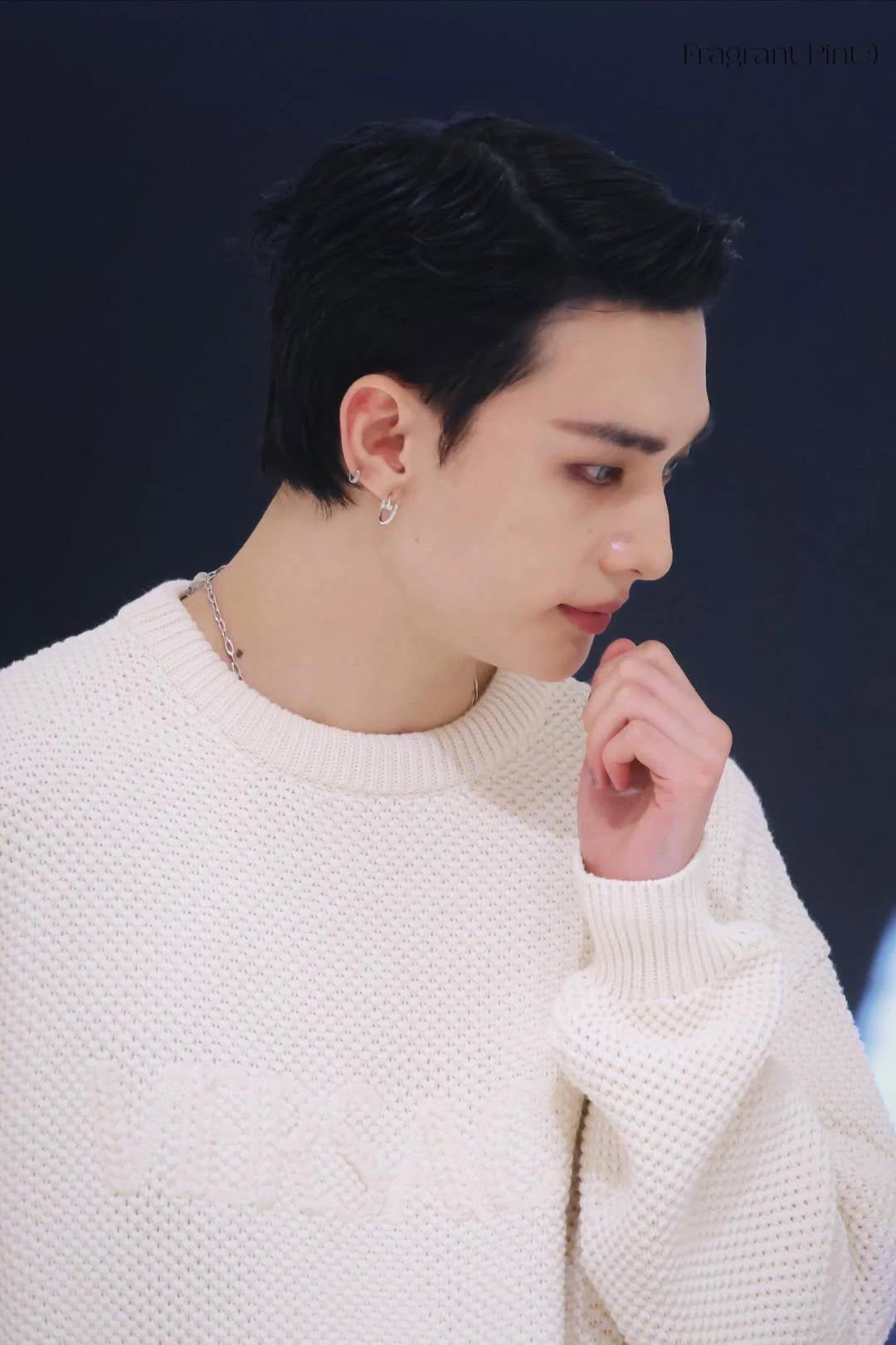Hyunjin  thumbnail