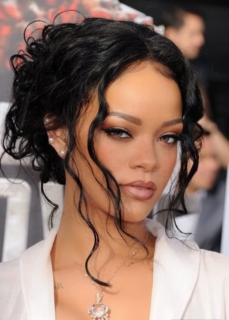 Robyn Rihanna Fenty thumbnail