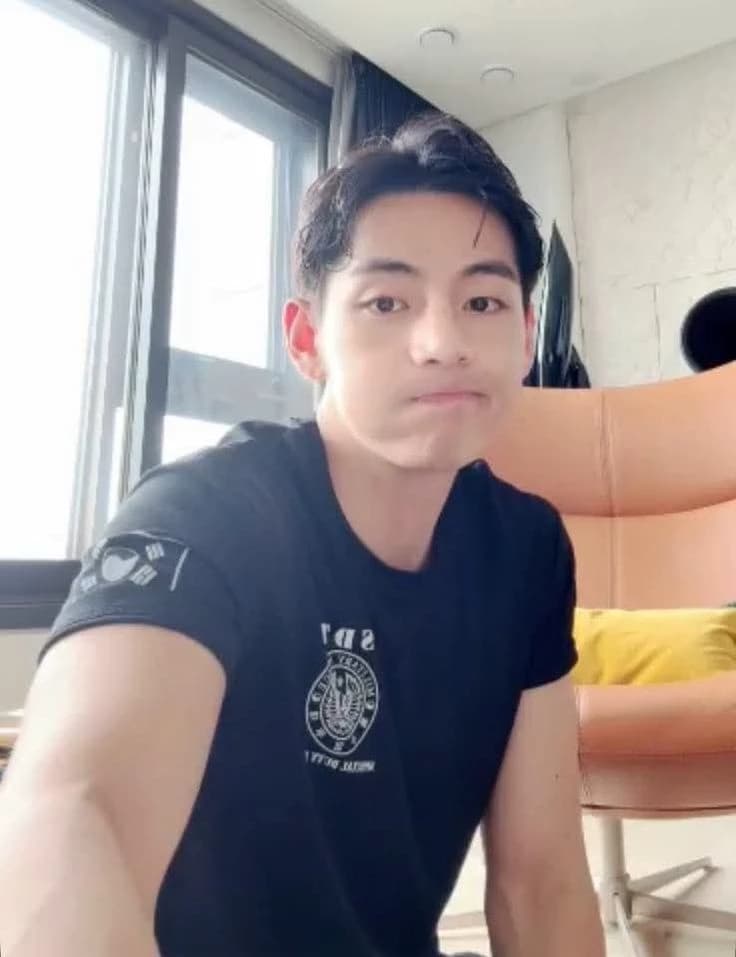 Kim Taehyung thumbnail