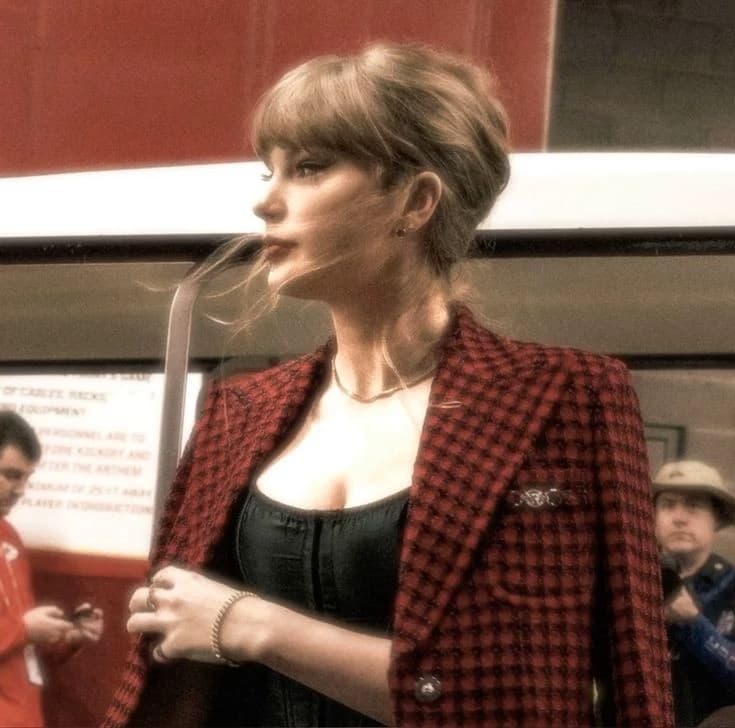 TAYLOR SWIFT thumbnail