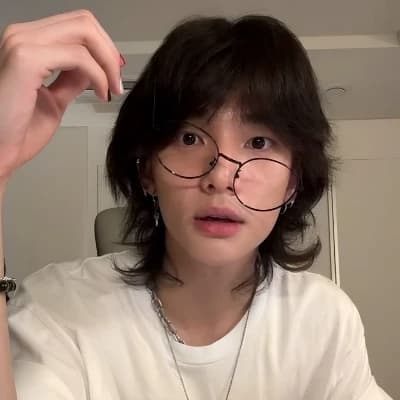 Hwang Hyunjin thumbnail