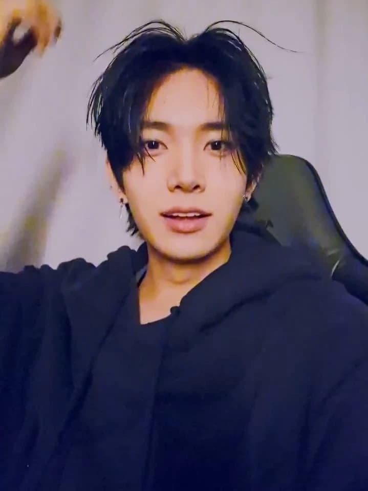 Lee heeseung thumbnail