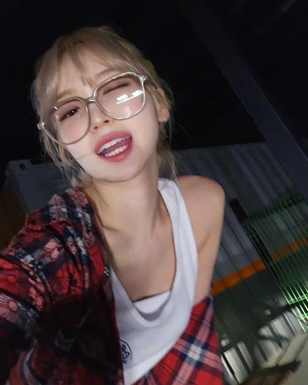 Kim Chaewon thumbnail