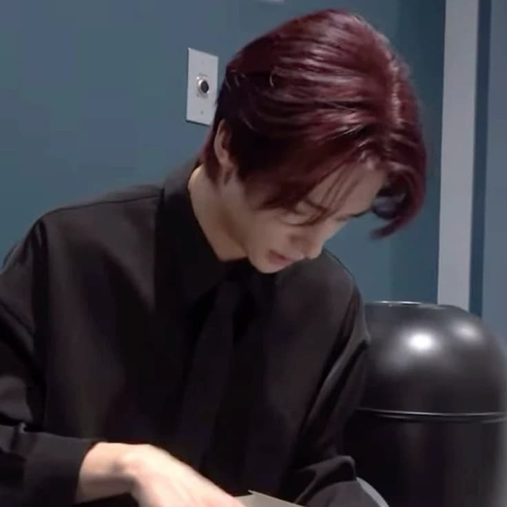 Hwang Hyunjin thumbnail