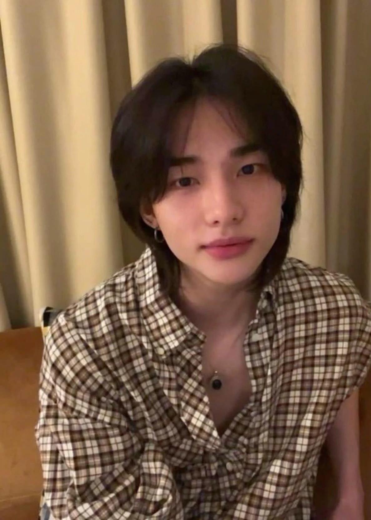Hwang Hyunjin thumbnail