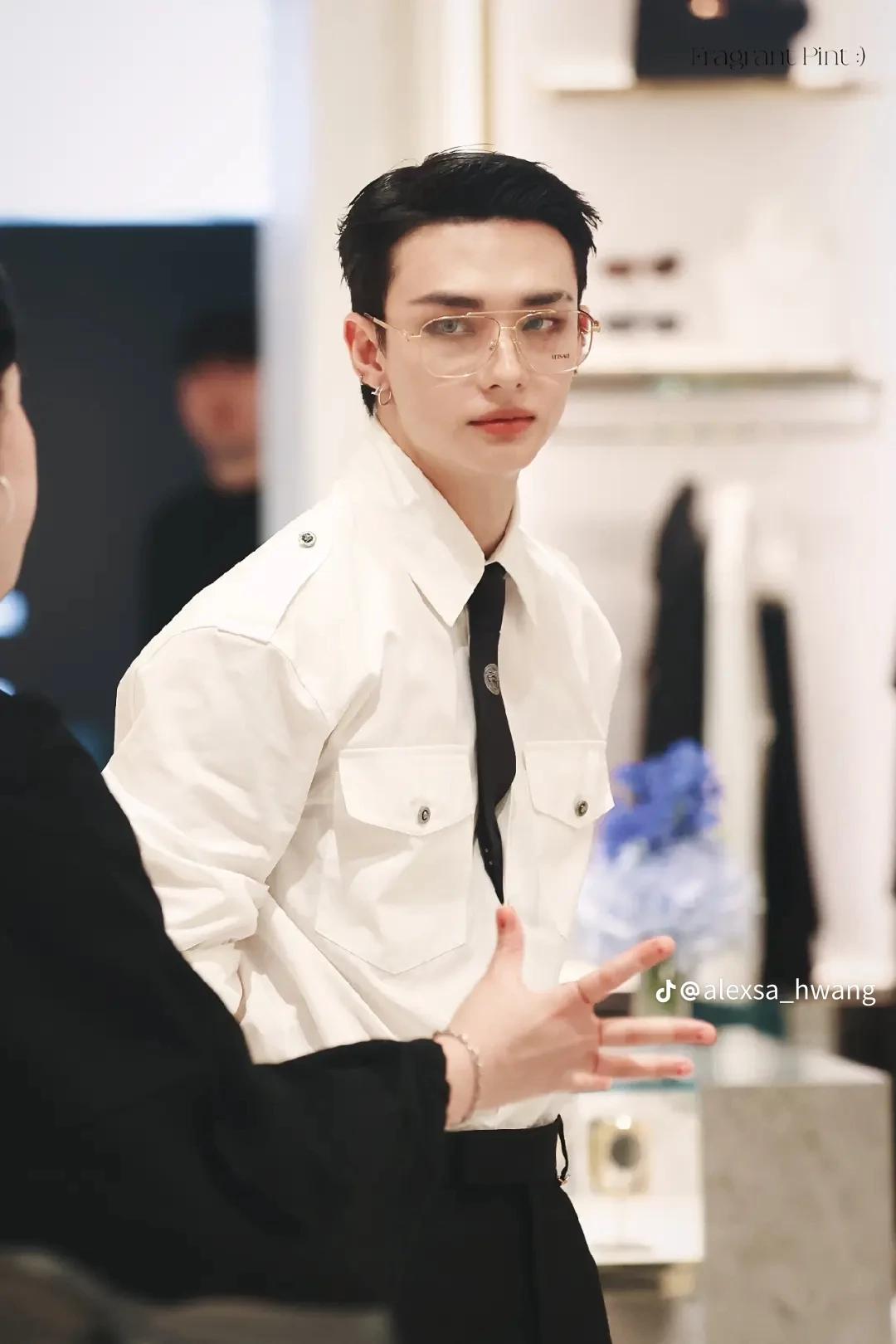Hwang Hyunjin thumbnail
