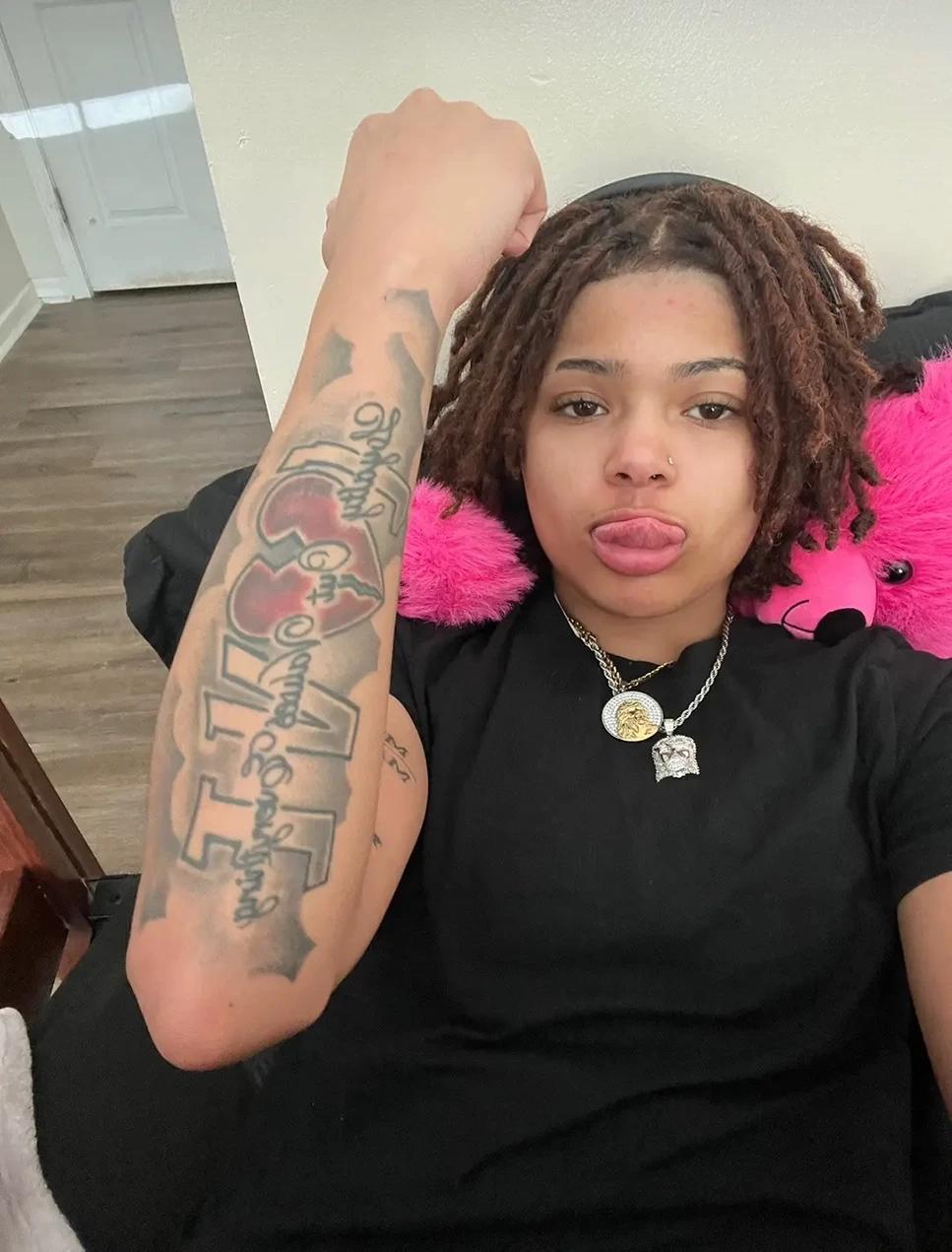 Alexis ,lesbian and really overprotective  thumbnail