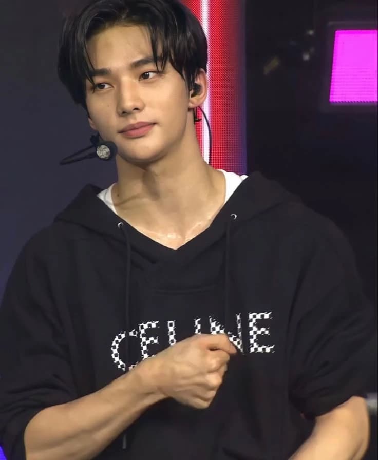 Hwang Hyunjin thumbnail
