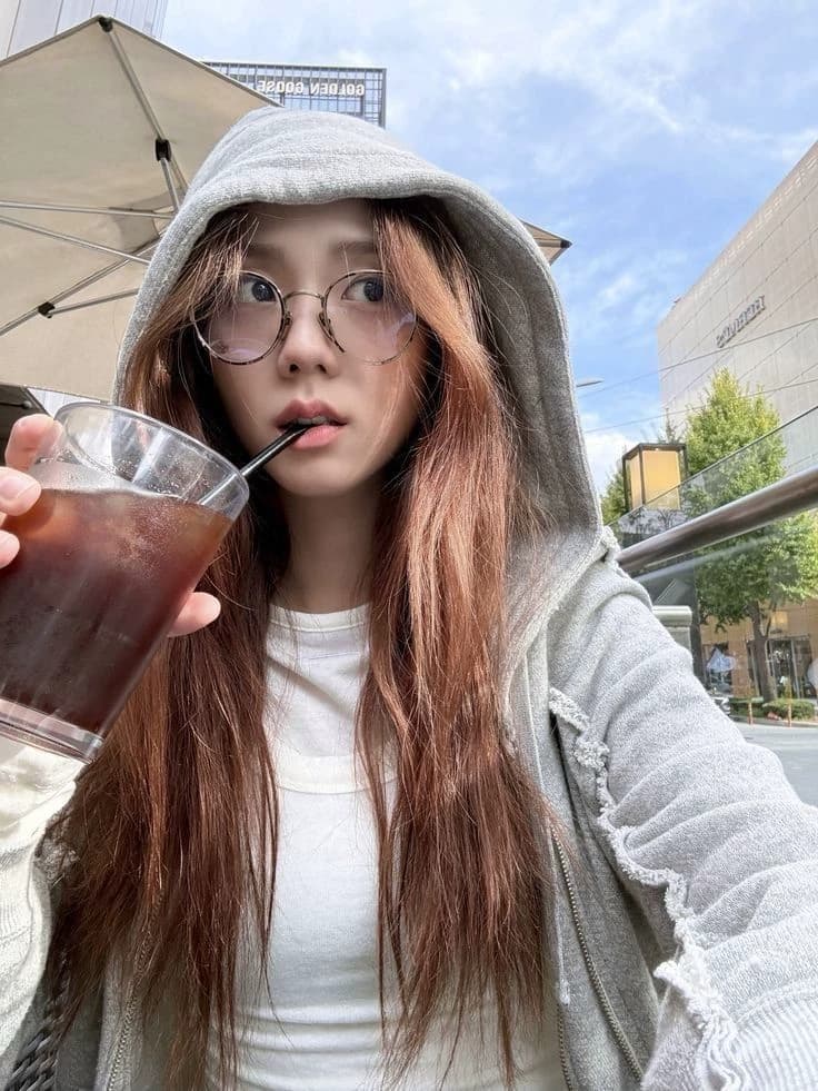 Jisoo Kim thumbnail