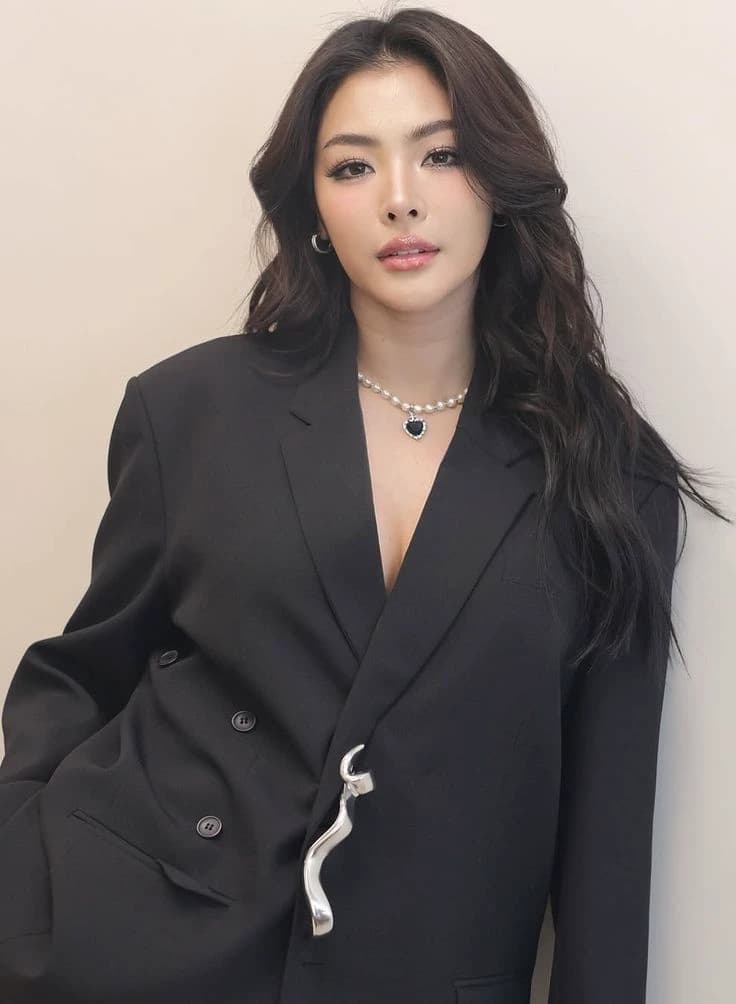 FAYE ( SUGAR MOMMY) thumbnail